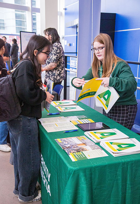 student talking to U of A representative